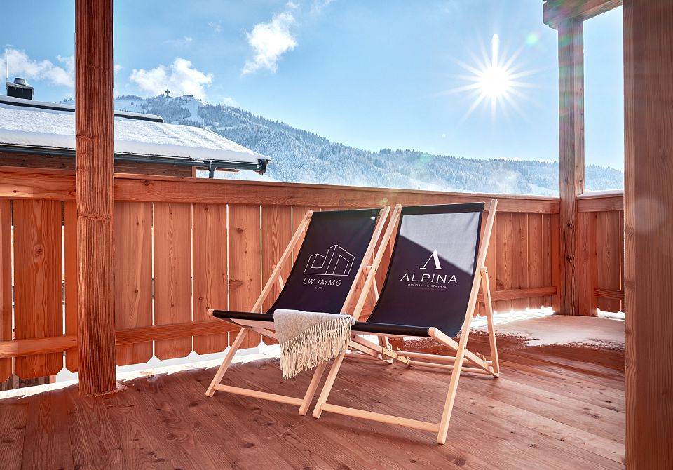 Alpin Residenzen mit großem Balkon und Bergblick