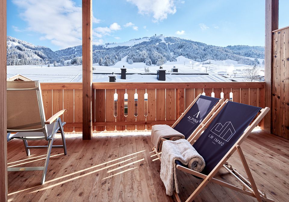 Alpin Residenzen im Dachgeschoss mit grossem Balkon und Bergblick